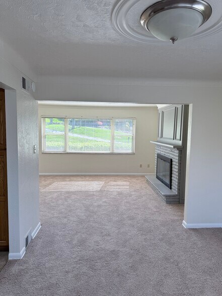 Building Photo - 3295 Woodhaven Dr