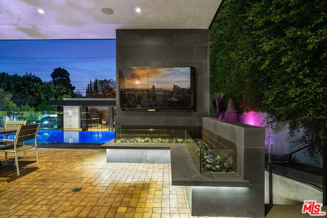 Building Photo - 809 N Rexford Dr