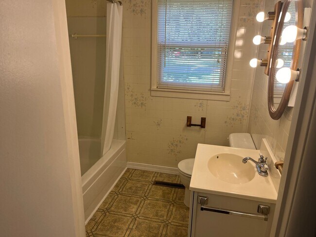 Building Photo - Charming 2 Bedroom with HUGE Yard!