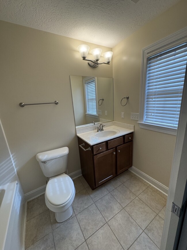 Bedroom 2's bathroom - 917 Kentwood Dr