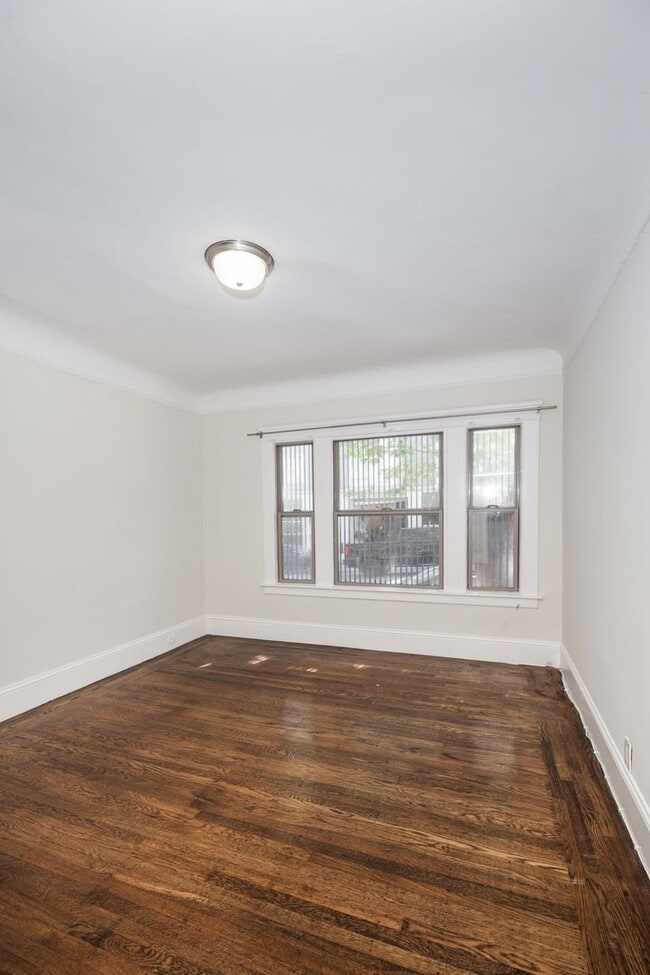 Building Photo - UPDATED PRICING! Parking! 2BR. Private Patio!  DISHWASHER! On-Site LAUNDRY! HARDWOOD!