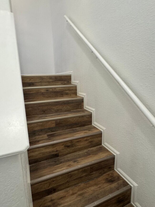 Building Photo - 481 1/2 Tracy Dr