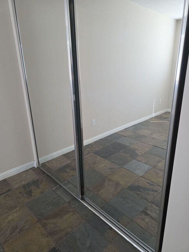Building Photo - Spacious 2 Bed / 2 Bath Condo in San Berna...