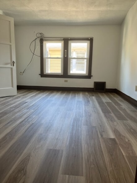 Building Photo - 1216 W 31st St