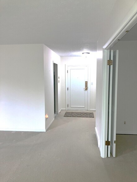 Building Photo - 2202 Acacia Park Dr