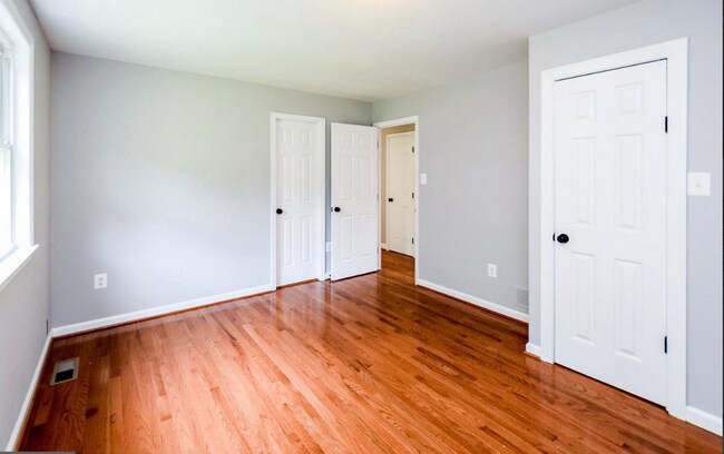 Building Photo - 3704 Oaklawn Rd