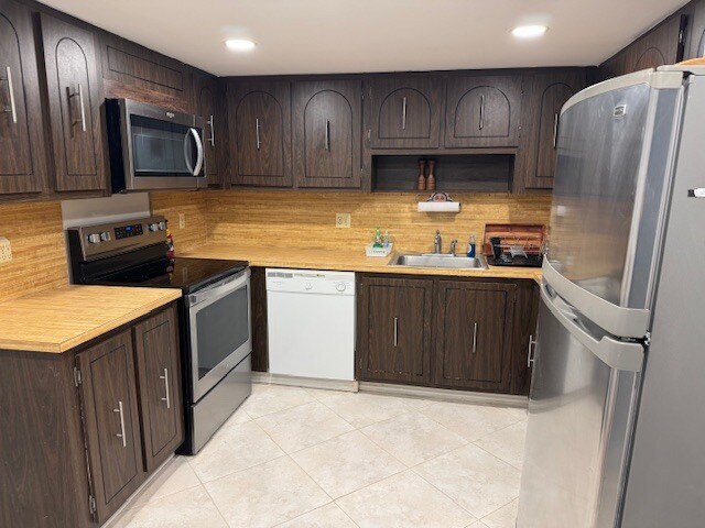 Building Photo - 16300 Golf Club Rd