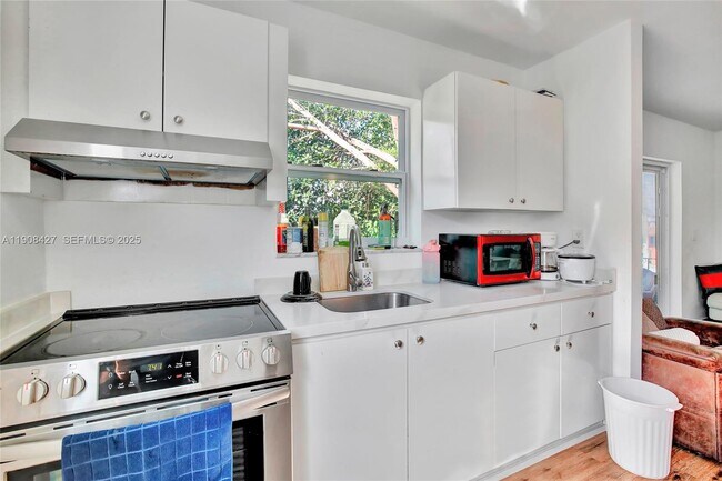 Building Photo - 458 SW 9th St