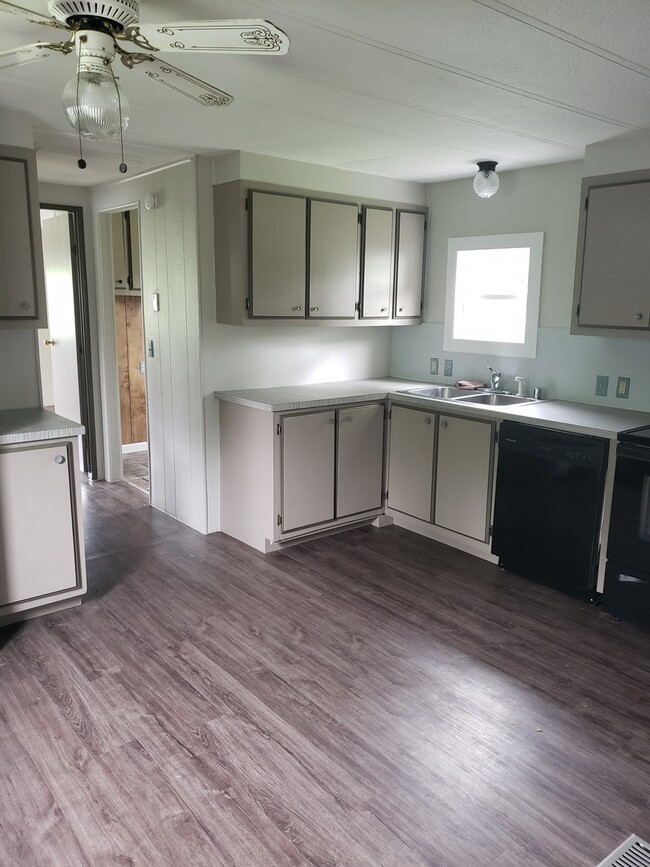 Building Photo - 3 bed 1.5 bath mobile