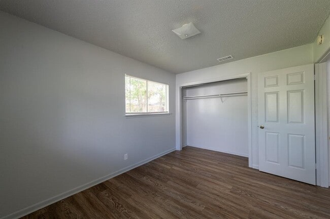 Building Photo - 5900 Glen Meadow Dr