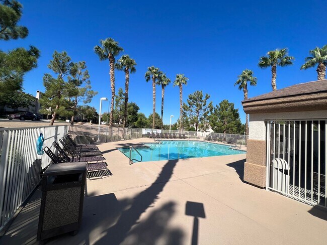 Building Photo - Spacious 2bed/ 2.5 bath Townhouse in Gated...