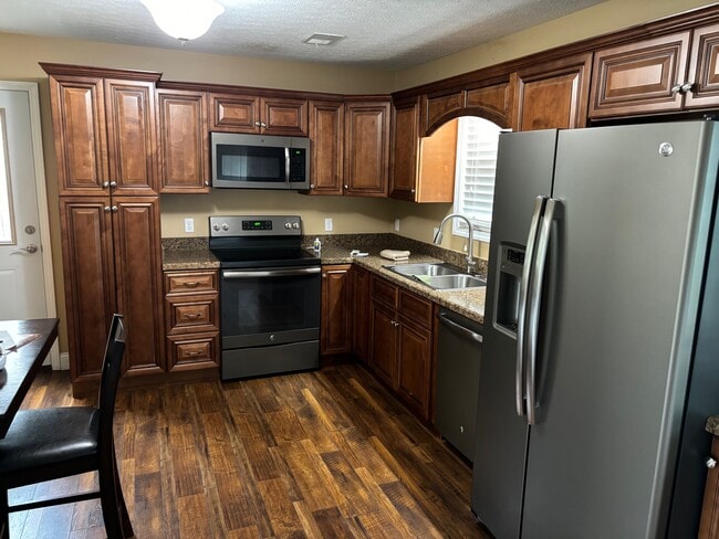 Building Photo - 402 Susannah Ave