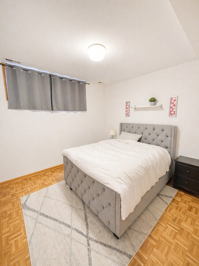 Building Photo - 4237 N Kenmore Ave