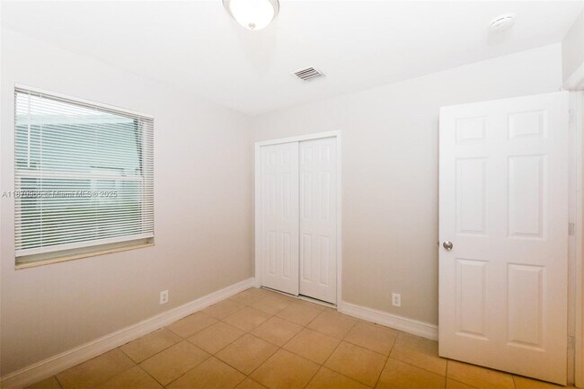 Building Photo - 305 SW 9th Terrace