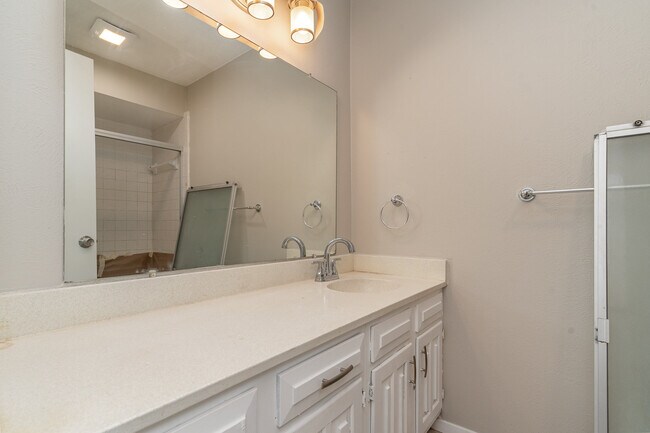 Building Photo - 2311 Lawnmeadow Dr