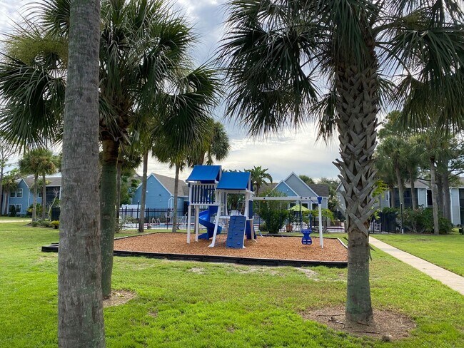 Building Photo - ** Move in Special $500 off your first months rent** FABULOUS 2 Bedroom/1 Bath Condo!!