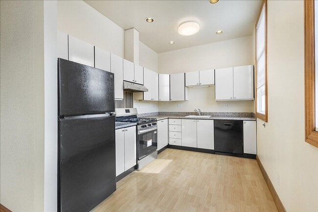 Building Photo - 1702 Paru St