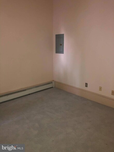 Building Photo - 216 Main St