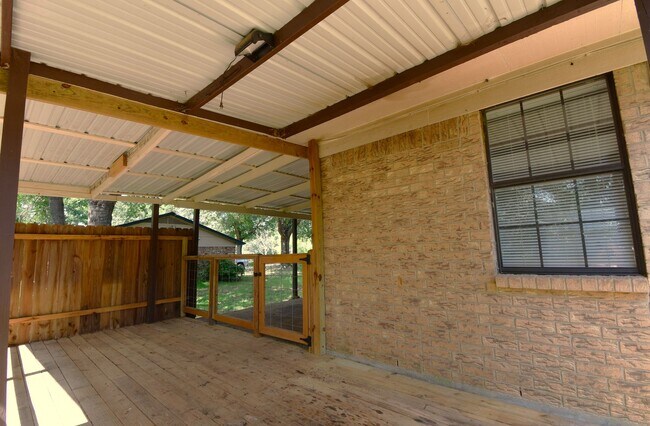 Building Photo - 10556 Twin Oaks Dr