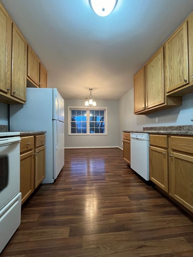 Building Photo - Check out this spacious 2 Bed/1.5 Bath