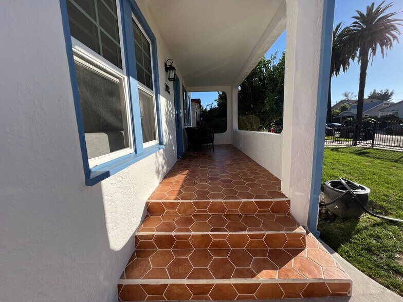 Building Photo - 2832 S Rimpau Blvd