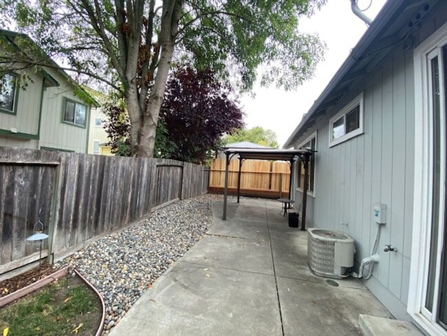 Building Photo - ~Beautiful 3 Bed 2 Bath House in Santa Rosa~