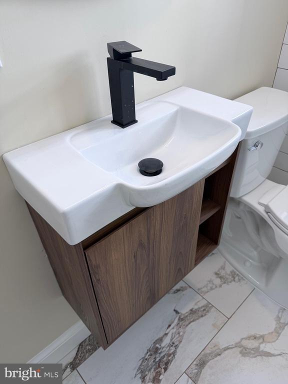 Building Photo - 216 S Henry St