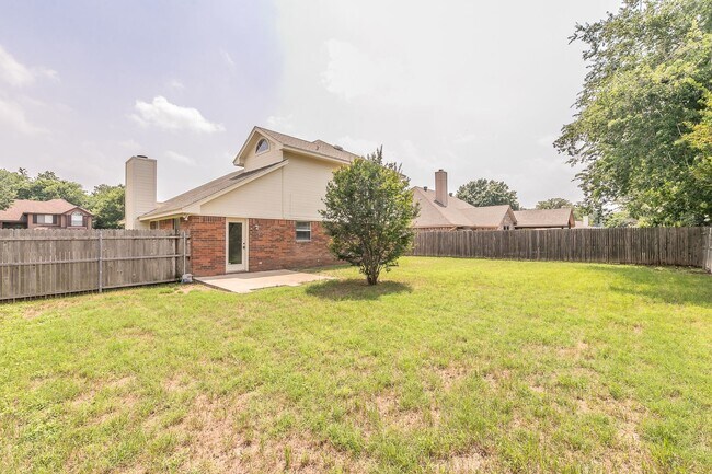 Building Photo - Coming Soon! 2 Story, 3 Bedroom Home in Be...