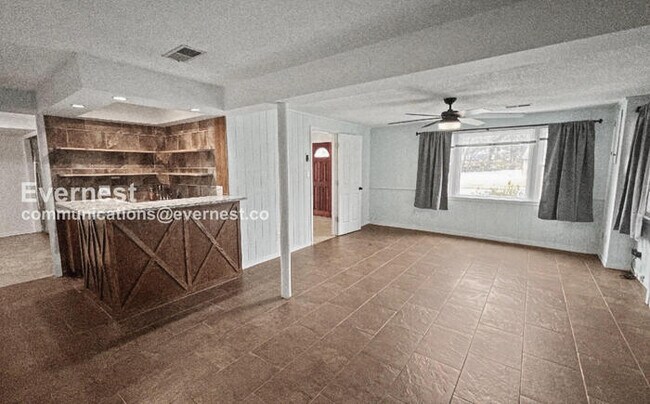 Building Photo - 3 Bed/3 Bath Home with Fenced Yard and Garage / Available Now!