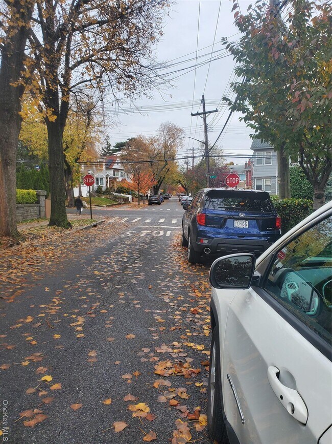 Building Photo - 9-15 College Pl