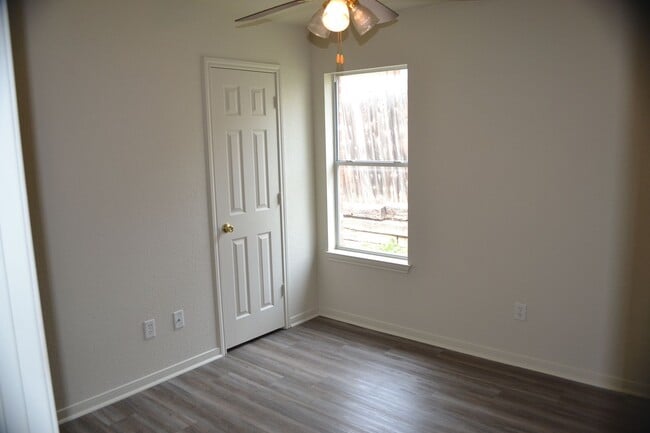 Building Photo - 212 Janelle Dr