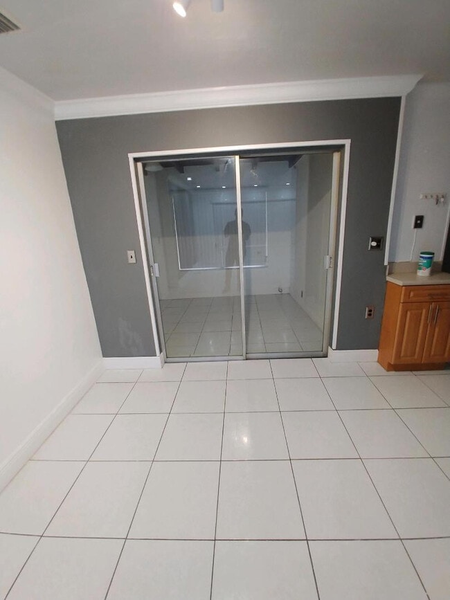 Building Photo - 2606 Alcazar Dr