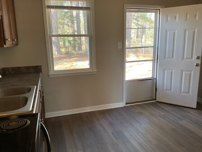 Building Photo - Nice 2 bedroom 1 bath duplex located close to Camp Lejeune.