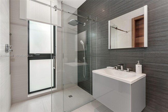 Building Photo - 528 Lakeview Ct