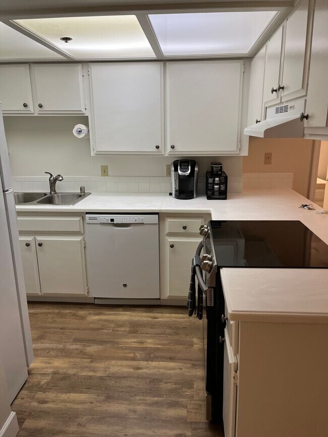 Building Photo - Spacious 1 bed, 2 bath condo - Available December 1st ($2500/month)