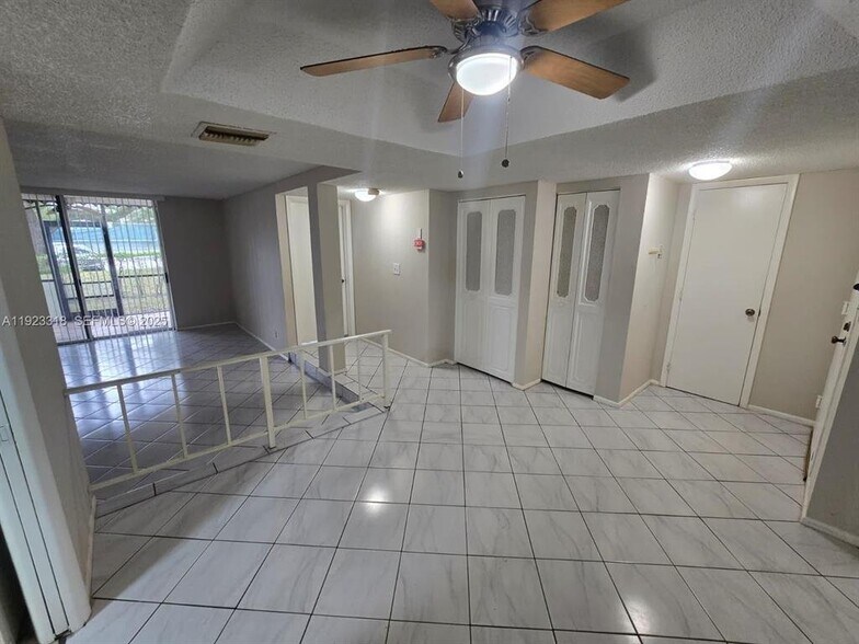 Building Photo - 3710 Inverrary Dr