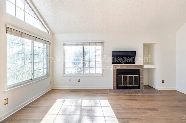 Building Photo - 886 S Reed Ct