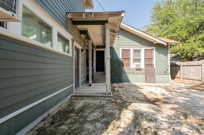 Building Photo - 4 Bedroom, 3 Bath in North Campus / Hyde Park