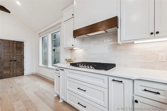 Building Photo - 5 Bed | 5 Bath House