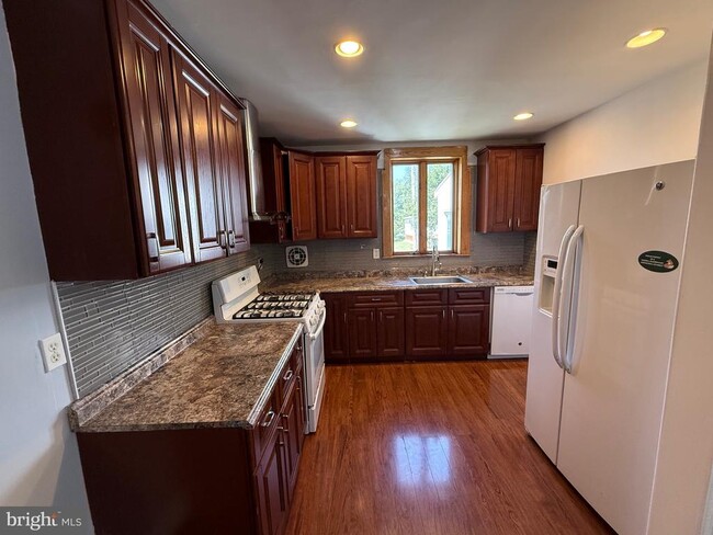 Building Photo - 1600 Fox Chase Rd