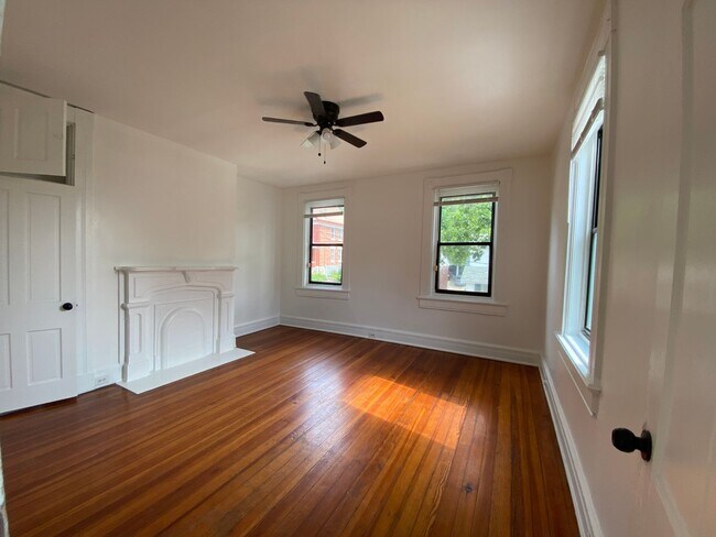 Building Photo - 451 Warner St