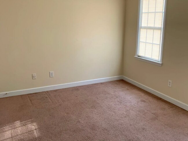 Building Photo - Spacious 3-Bedroom Home with Detached Garage – Available Now!