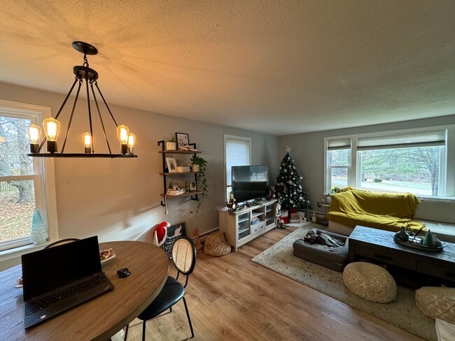 Building Photo - Charming 2 Bed, 1.5 Bath Raised Ranch