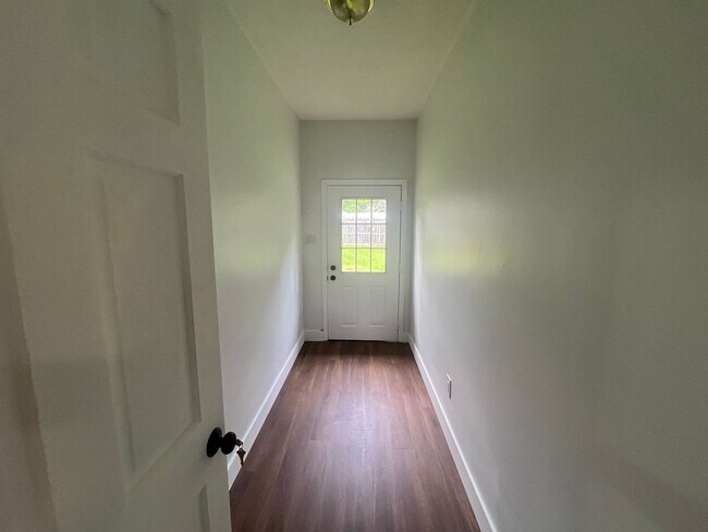 Building Photo - 3 Bedroom, 2 Bath House