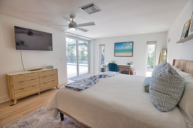 Building Photo - Seasonal Venice Island Pool Home half block from Golden Beach deeded access to the Gulf!