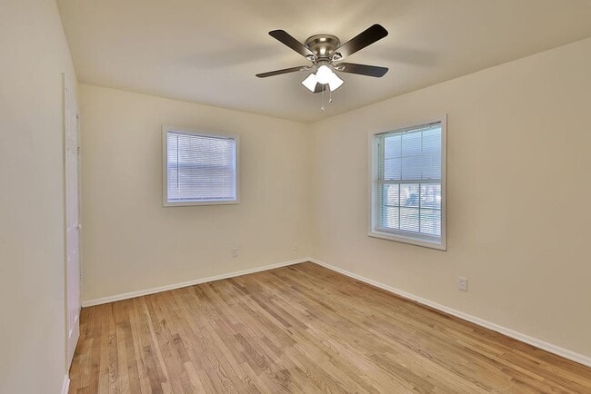 Building Photo - Newly Renovated Duplex
