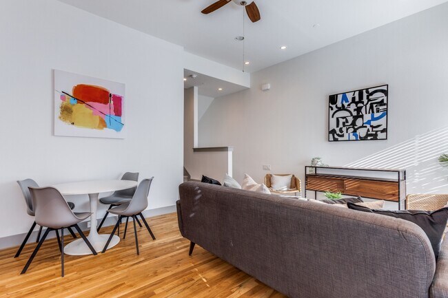 Building Photo - Henderson Ave Townhome with Rooftop Skyline Views
