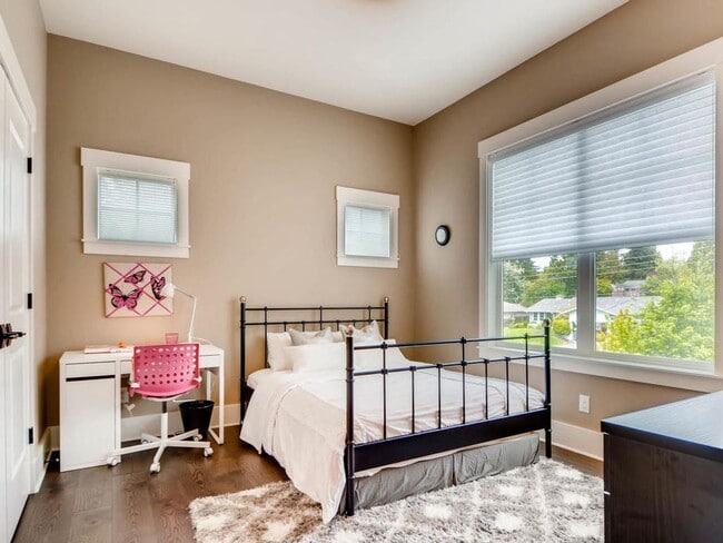 Building Photo - Highly desirable location and floor plan.