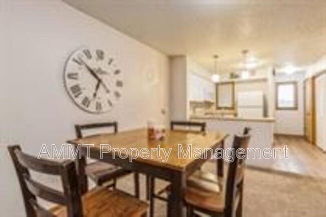 Building Photo - 740 Westwinds Dr