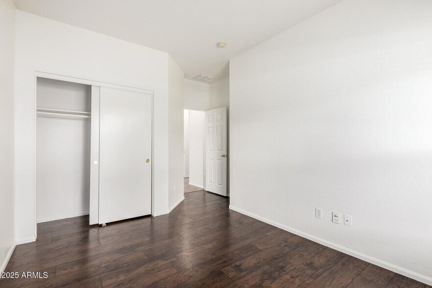 Building Photo - 2556 W Amber Sun Dr